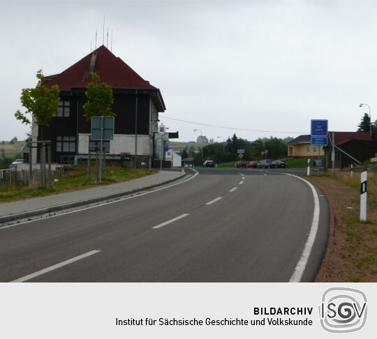 Straße von Zinnwald nach Cinovec ohne Zeichen für eine staatliche Genze
