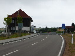 Bild: Straße von Zinnwald nach Cinovec ohne Zeichen für eine staatliche Genze