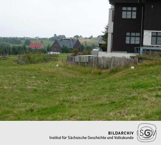 Alte Grenzsteine in einer Wiese am alten Grnezübergang in Zinnwald