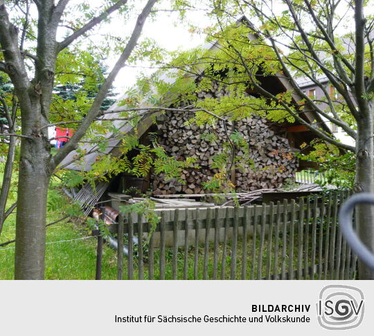 Brennholzlagerung in Form einer Kaue in Zinnwald