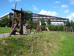 Bild: Der Spielplatz "Erlebnisplatz" am Hotel "Lugsteinhof" in Georgenfeld