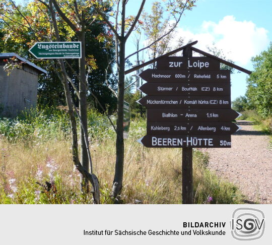 Touristische Wegweiser am Erzgebirgs-Kammweg in Georgenfeld