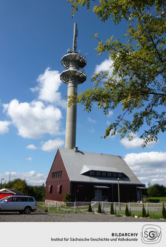 Funkturm und Nebengebäude auf dem Erzgebirgskamm in Georgenfeld