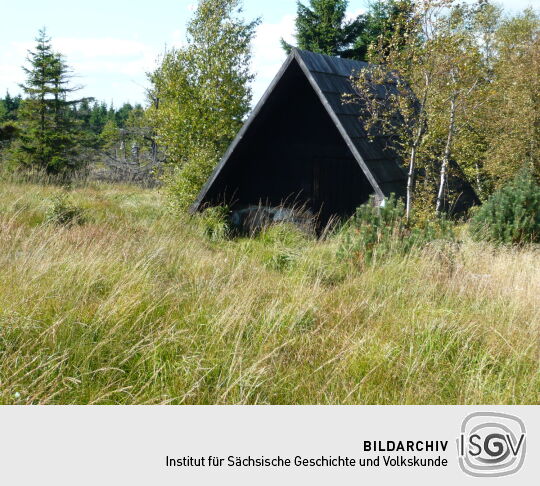 Die historische Moorhütte im Hochmoorschutzgebiet in Georgenfeld