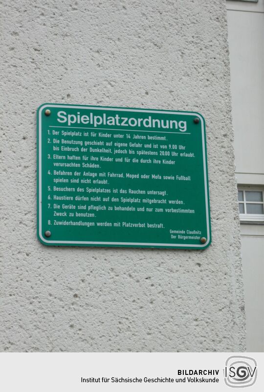 Infotafel "Spielplatzordnung" an der Grundschule in Claußnitz