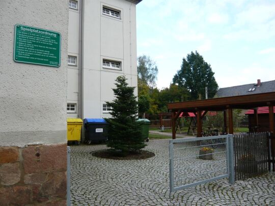 Zugang zum Spielplatz an der Grundschule in Claußnitz