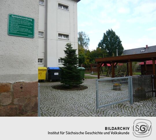 Zugang zum Spielplatz an der Grundschule in Claußnitz