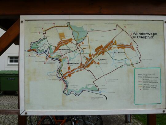 Infotafel "Wanderwege in Claußnitz" an der Grundschule in Claußnitz