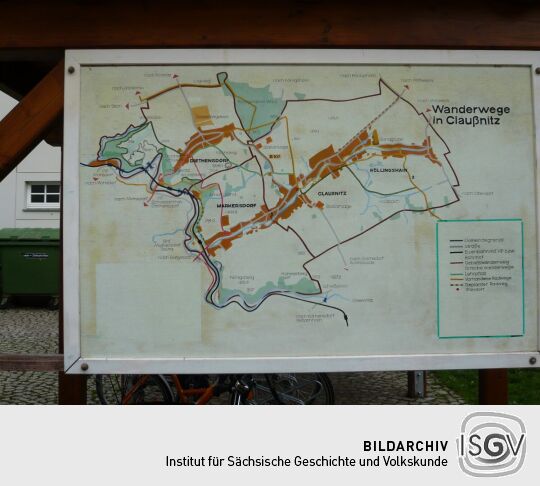 Infotafel "Wanderwege in Claußnitz" an der Grundschule in Claußnitz