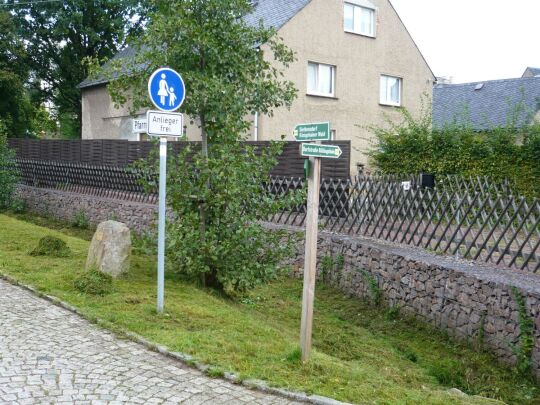 Wegweisungen an der Pfarrgasse in Claußnitz