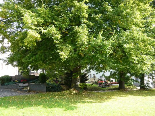 Friedhof an der Kirche in Claußnitz