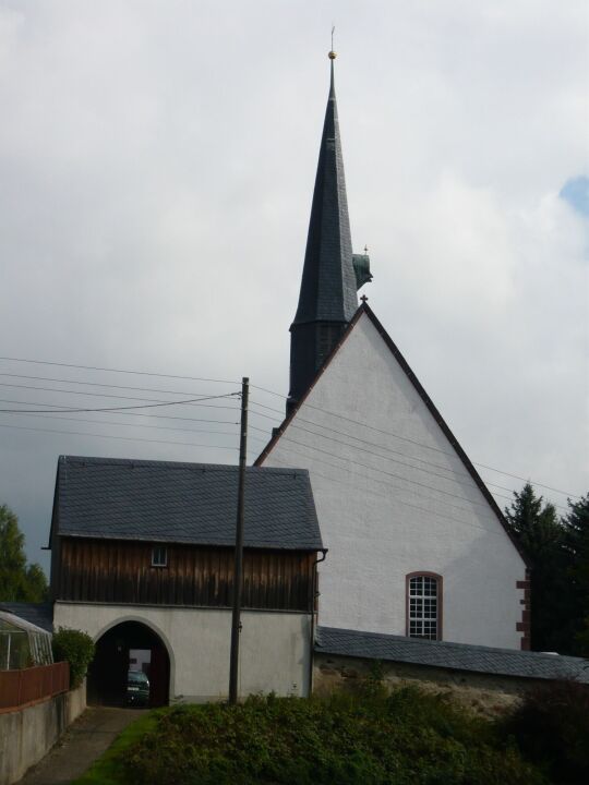 Zugang zu Friedhof und Kirche durch das Torhaus in Claußnitz