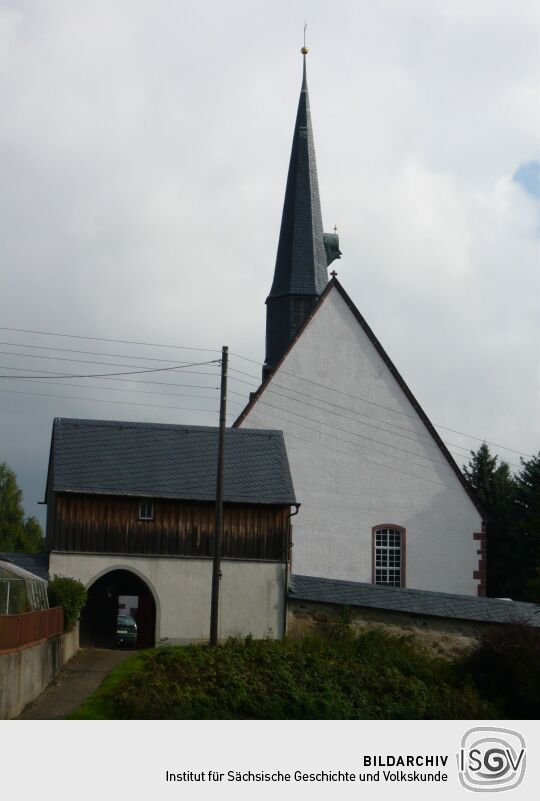 Zugang zu Friedhof und Kirche durch das Torhaus in Claußnitz