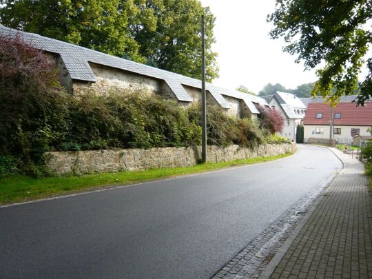 Die Friedhofsmauer an der Straße "Hohlweg" in Claußnitz