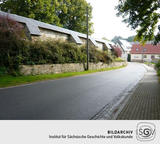 Die Friedhofsmauer an der Straße "Hohlweg" in Claußnitz