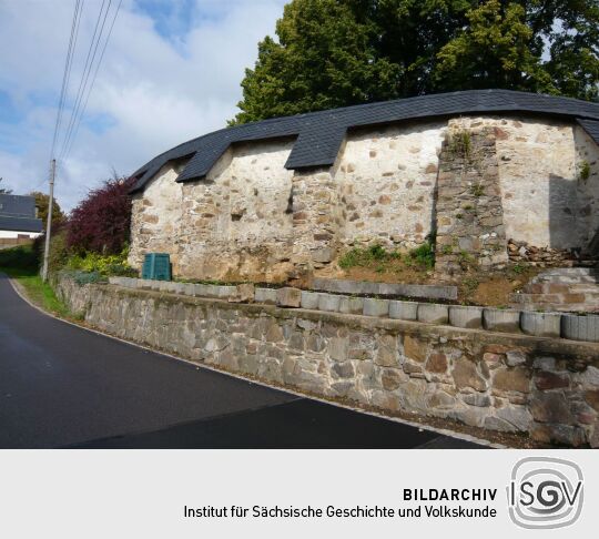 Die Friedhofsmauer an der Straße "Hohlweg" in Claußnitz