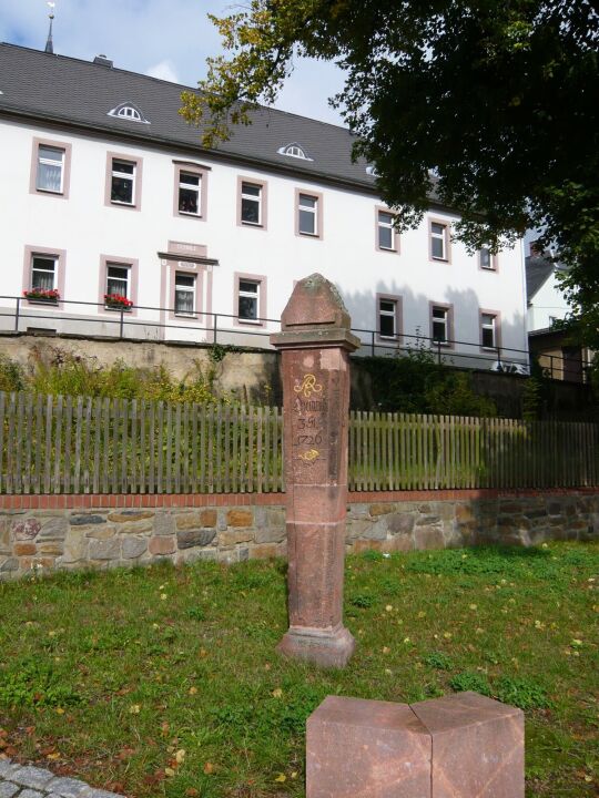 Halbmeilensäule von 1726 am Anger in Claußnitz