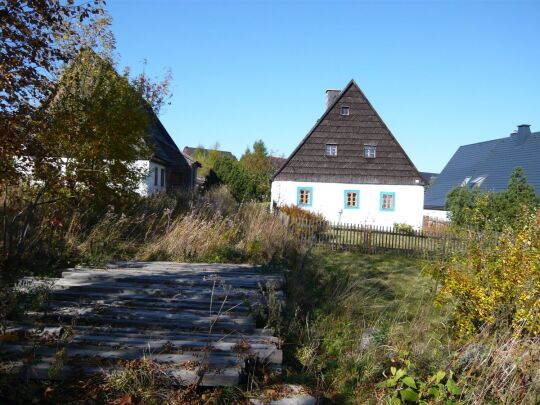 Infotafel und Wegweiser zum Hotel Lugsteinhof in Georgenfeld