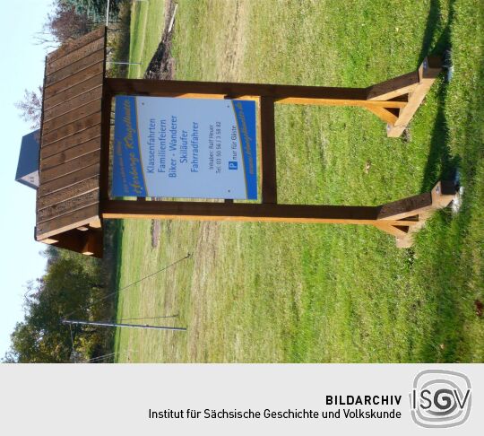 Infotafel der Jugendherberge in der Hochmoorstraße in Georgenfeld