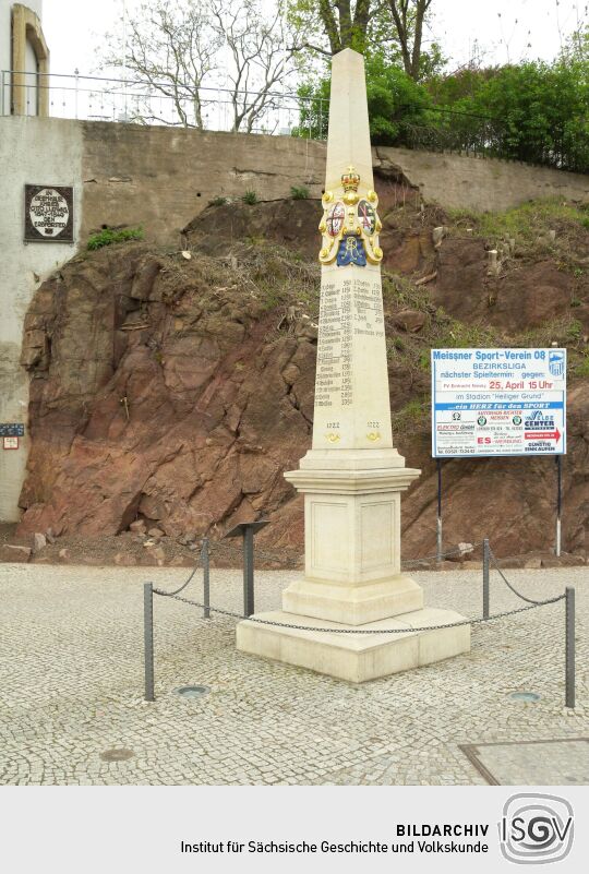 Meißen - Postsäule und Infotafel an der Elbbrücke (Bahnhofstraße)