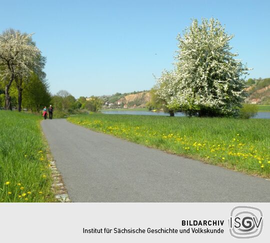 Meißen - Elbweg an Hochuferstraße / Kloster 'Heilig Kreuz' elbabwärts