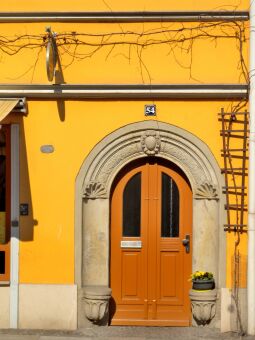 Bild: Meißen - Portal Neugasse 54 - Hochwassermarke 17.8.02